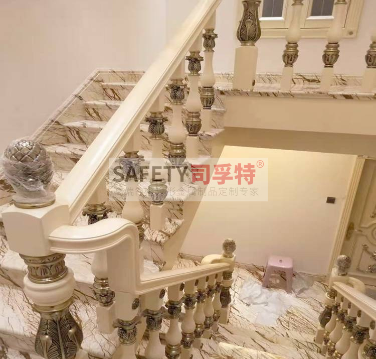 常見(jiàn)的銅藝樓梯有哪些類(lèi)型[司孚特銅藝樓梯](圖1)