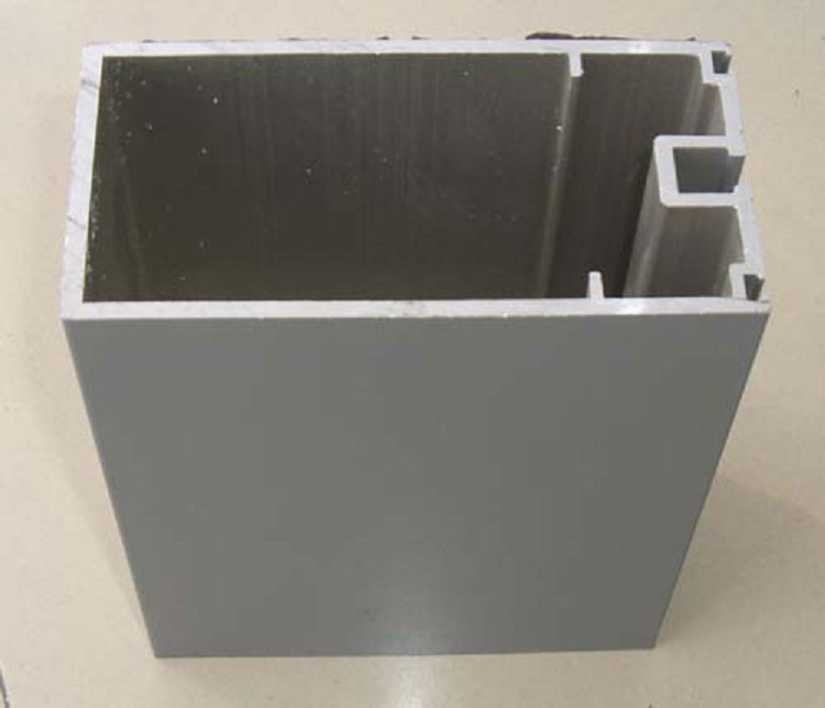 防火幕墻型材該怎么選擇 長期以來，建筑物的火災(zāi)時常發(fā)生，建筑物防火一直都是設(shè)計師注重的要點，特別是外裝飾幕墻防火，關(guān)乎著逃生，阻止火勢蔓的重要防線。防火幕墻也隨之應(yīng)運而生。那么，防火幕墻的最重要部分—(圖2)