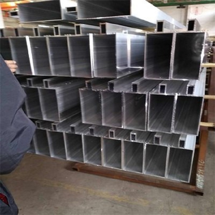 防火幕墻型材該怎么選擇 長期以來，建筑物的火災(zāi)時常發(fā)生，建筑物防火一直都是設(shè)計師注重的要點，特別是外裝飾幕墻防火，關(guān)乎著逃生，阻止火勢蔓的重要防線。防火幕墻也隨之應(yīng)運而生。那么，防火幕墻的最重要部分—(圖3)