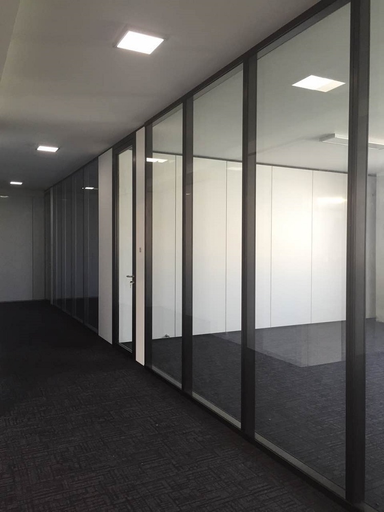 防火幕墻型材該怎么選擇 長期以來，建筑物的火災(zāi)時常發(fā)生，建筑物防火一直都是設(shè)計師注重的要點，特別是外裝飾幕墻防火，關(guān)乎著逃生，阻止火勢蔓的重要防線。防火幕墻也隨之應(yīng)運而生。那么，防火幕墻的最重要部分—(圖5)